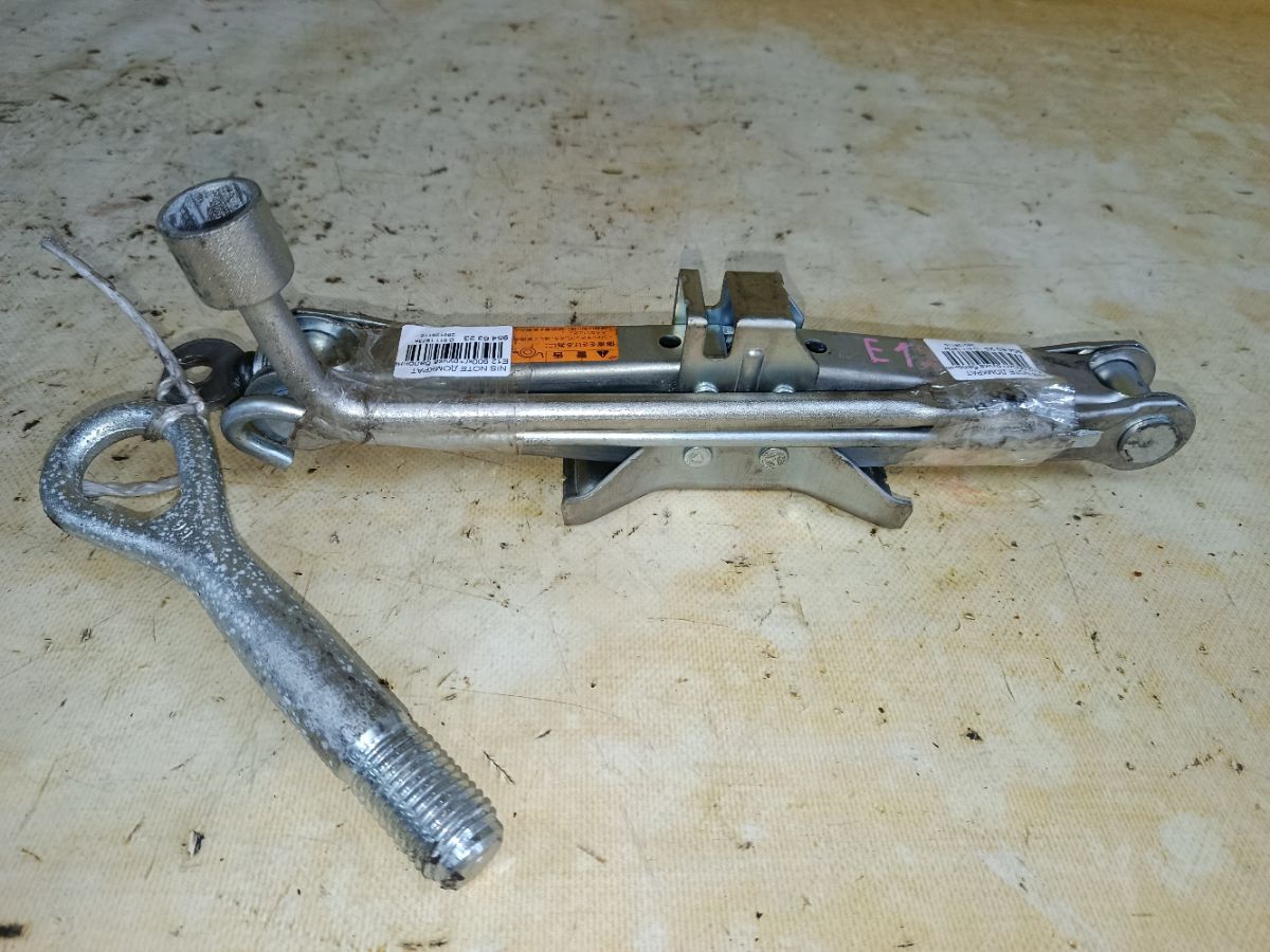 Домкрат на Nissan Note E12 Фото 1