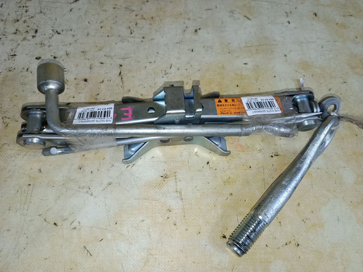Домкрат на Nissan Note E12 Фото 1