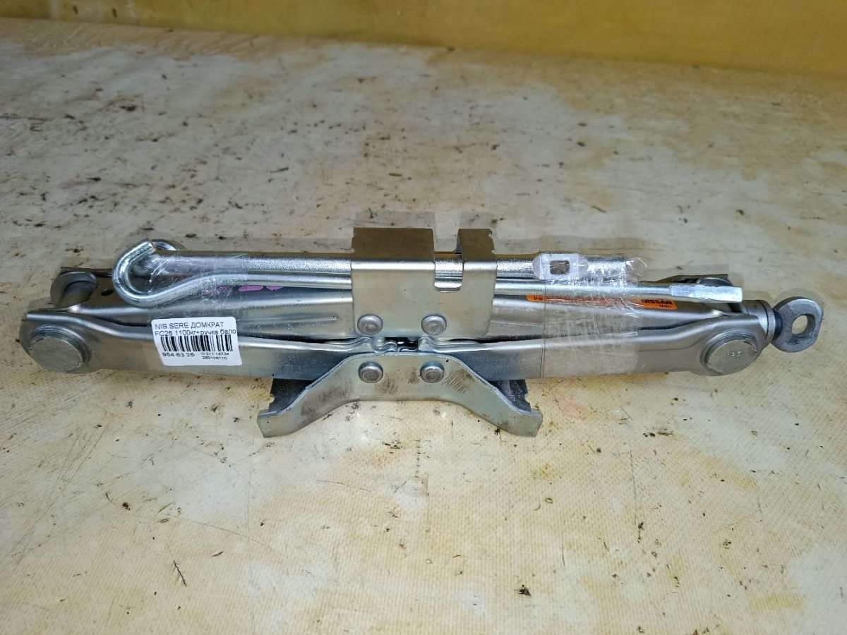 Домкрат на Nissan Serena FC26 Фото 1