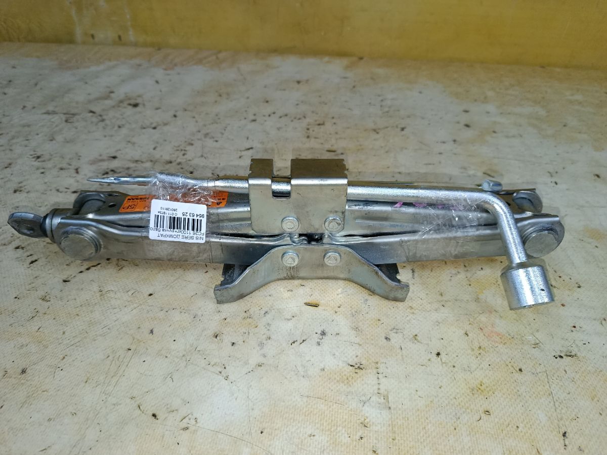 Домкрат на Nissan Serena FC26 Фото 2