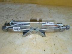 Домкрат на Nissan Serena FC26