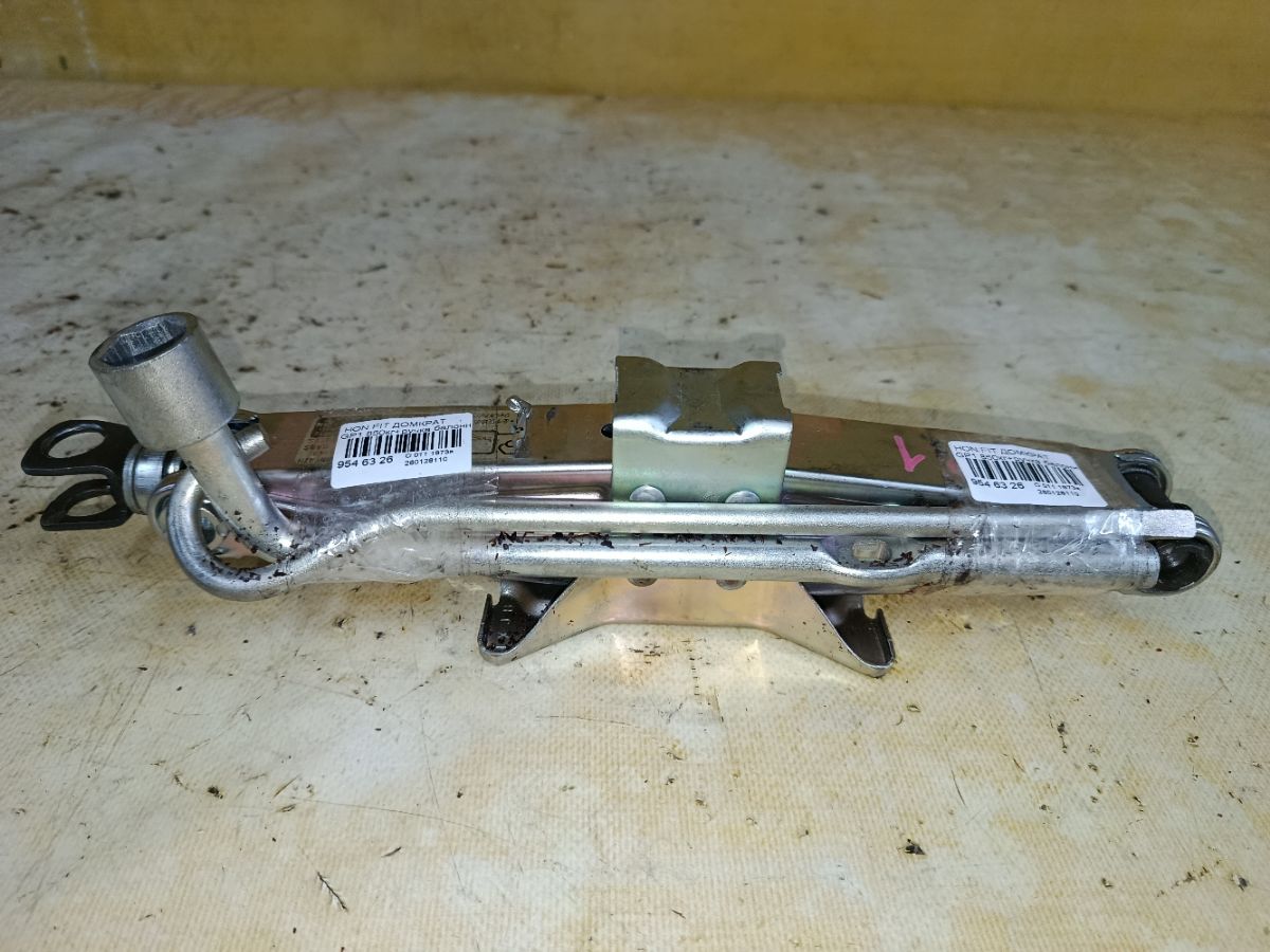 Домкрат на Honda Fit GP1 Фото 1