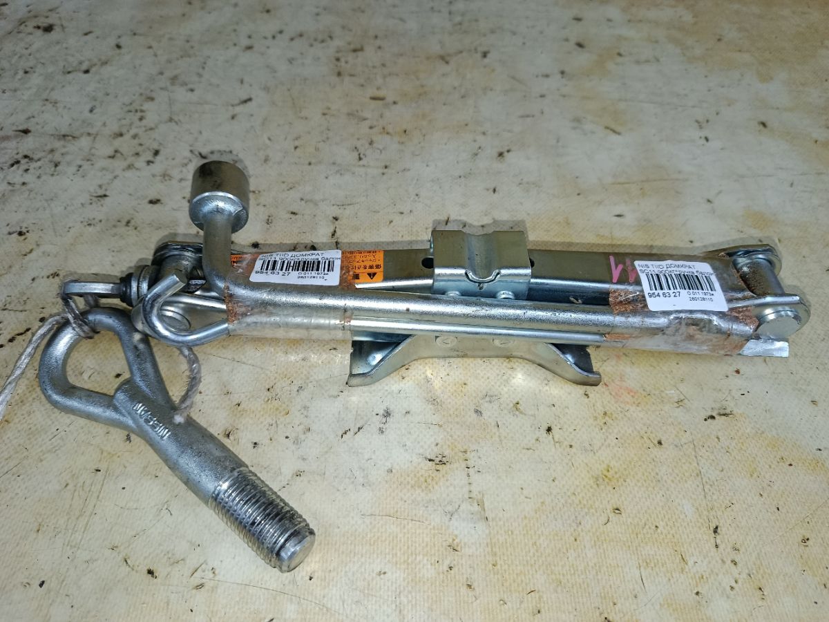 Домкрат на Nissan Tiida Latio SC11 Фото 1