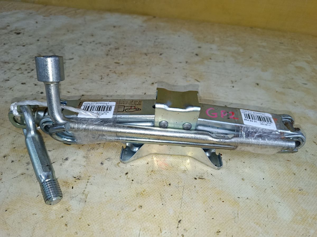 Домкрат на Honda Fit Shuttle Hybrid GP2 Фото 1