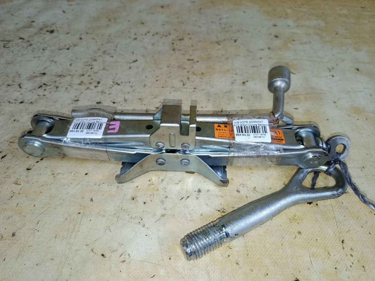 Домкрат на Nissan Note E12 Фото 1
