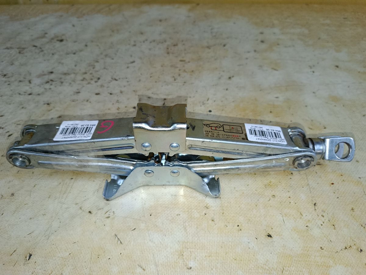 Домкрат на Honda Fit GP1 Фото 1