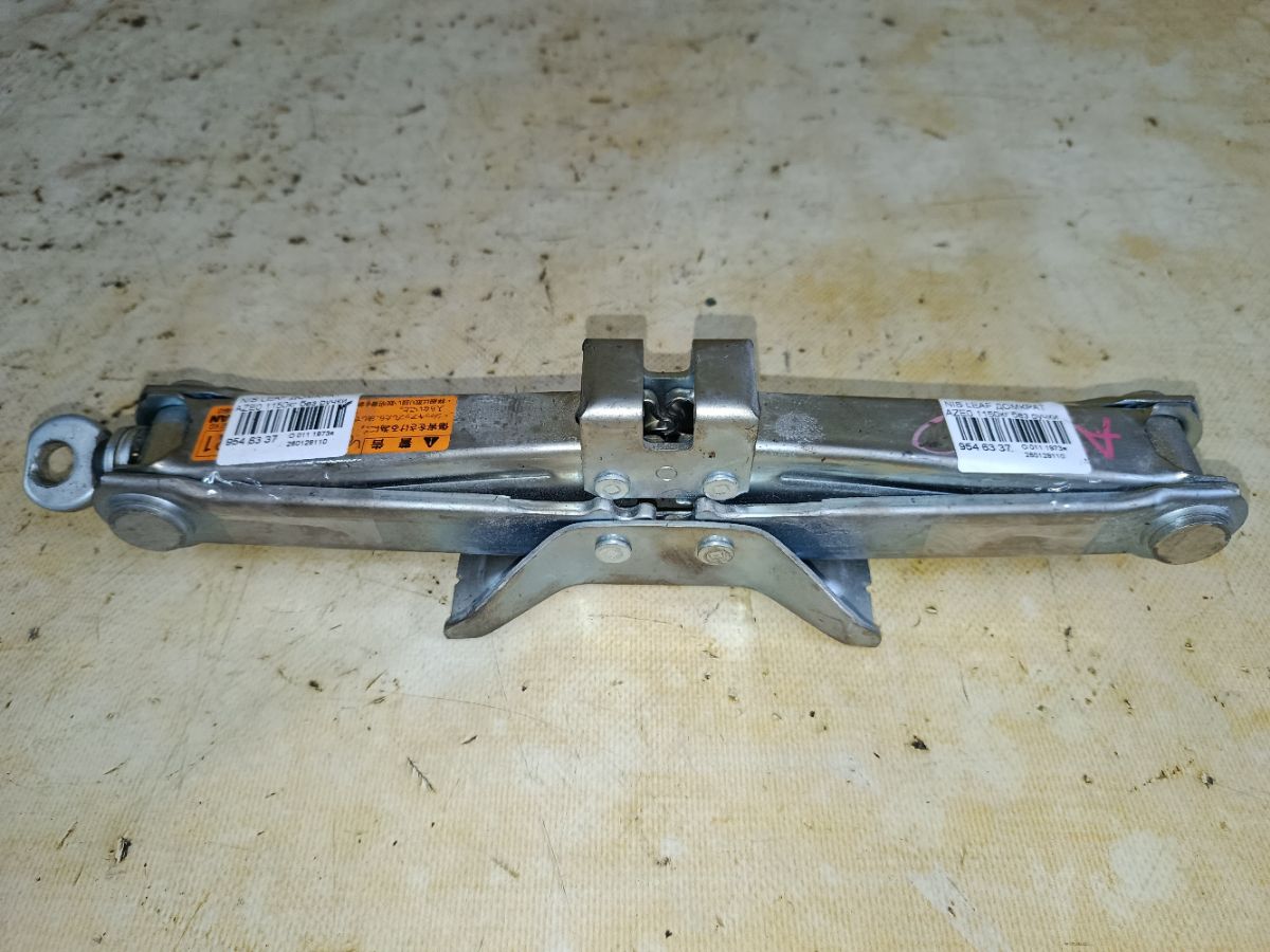 Домкрат на Nissan Leaf AZE0 Фото 1