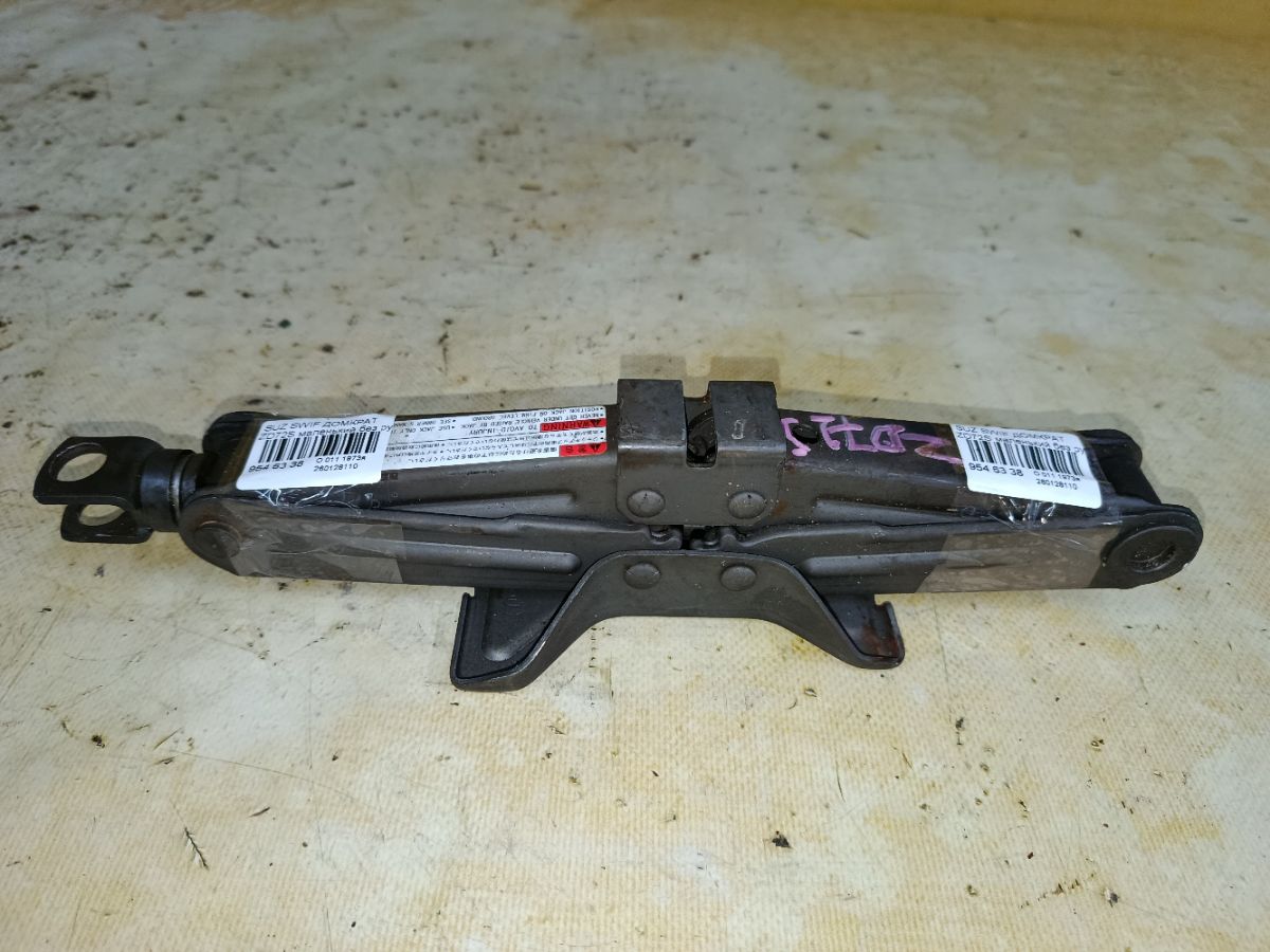 Домкрат на Suzuki Swift ZD72S Фото 1
