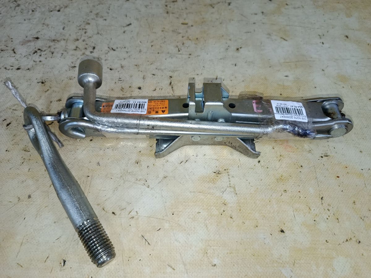 Домкрат на Nissan Note E12 Фото 1