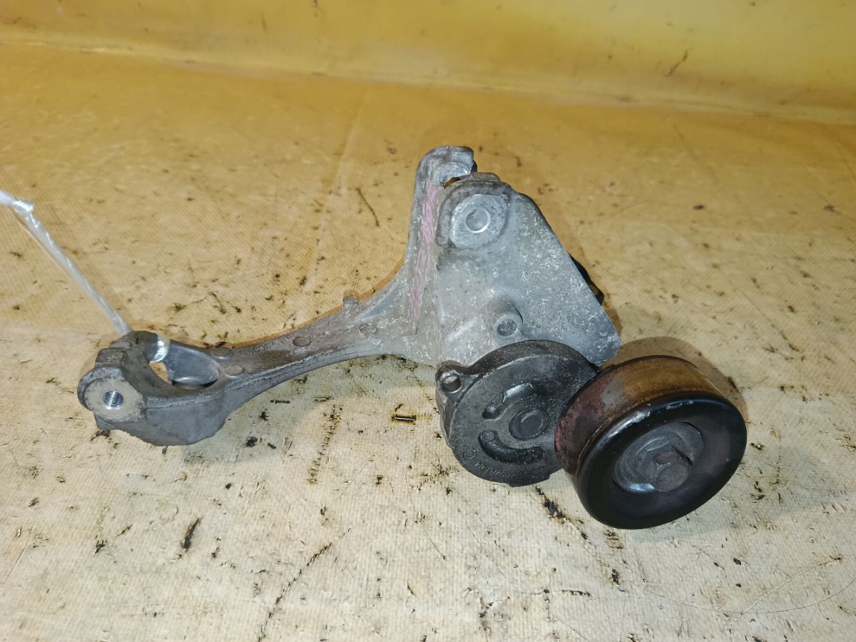 Ролик натяжной на Nissan Note E12 HR12DDR Фото 1