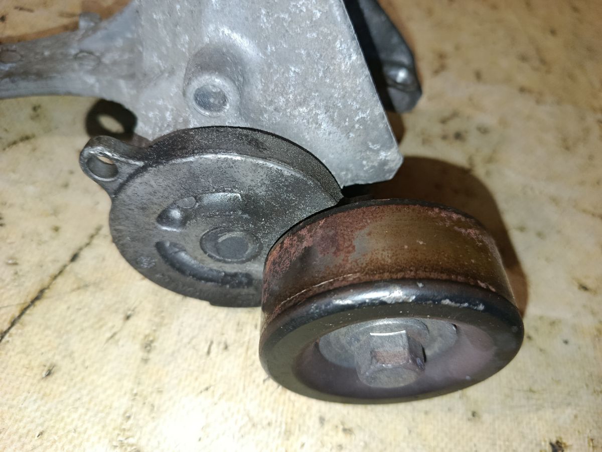 Ролик натяжной на Nissan Note E12 HR12DDR Фото 2