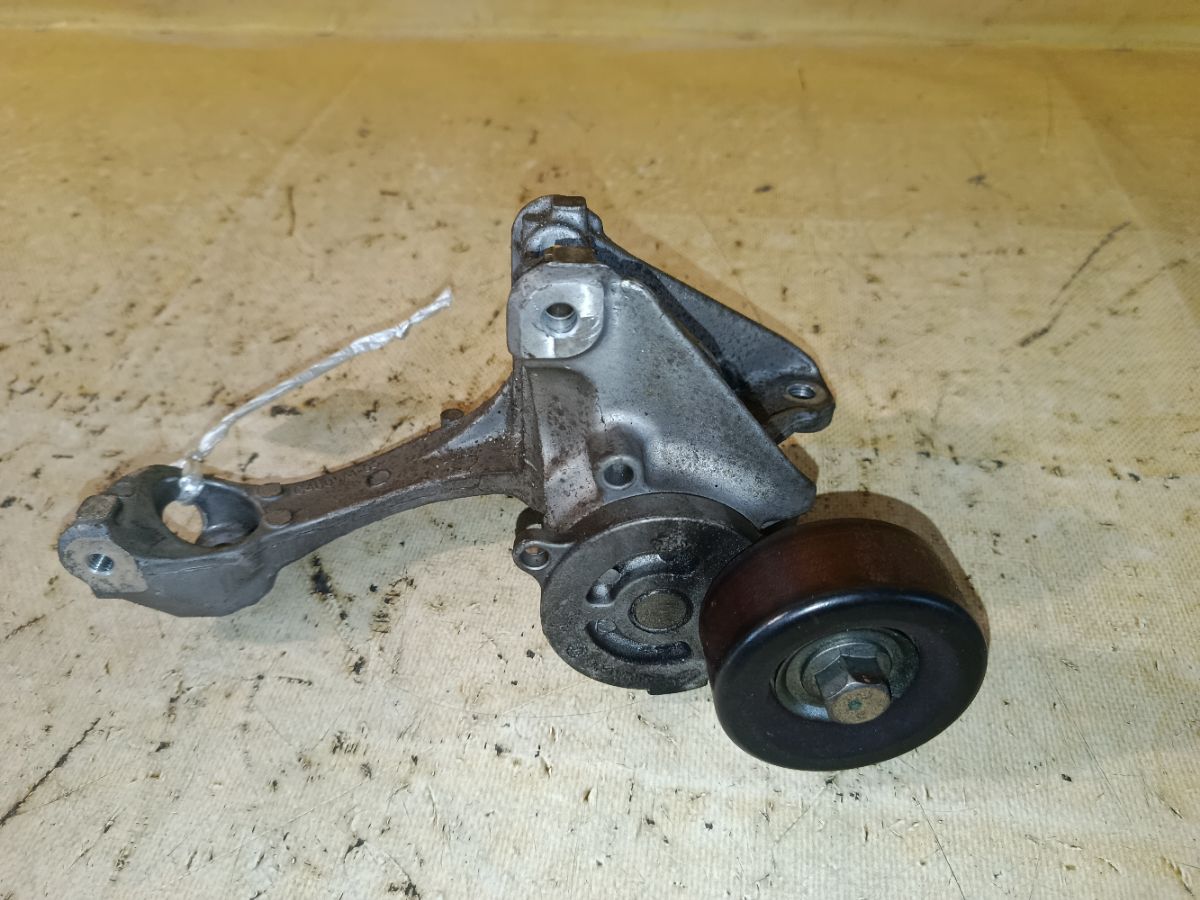 Ролик натяжной на Nissan Note E12 HR12DDR Фото 1