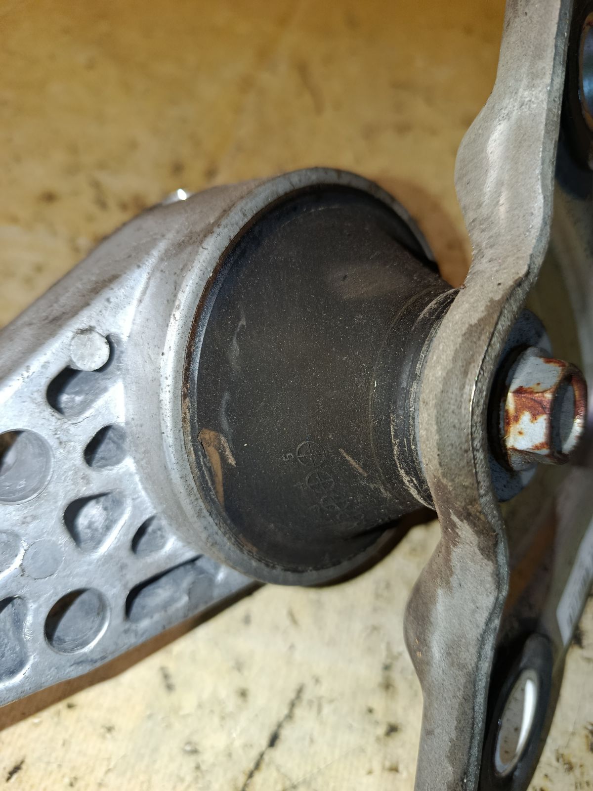 Подушка двигателя на Mazda Verisa DC5W ZY-VE Фото 3