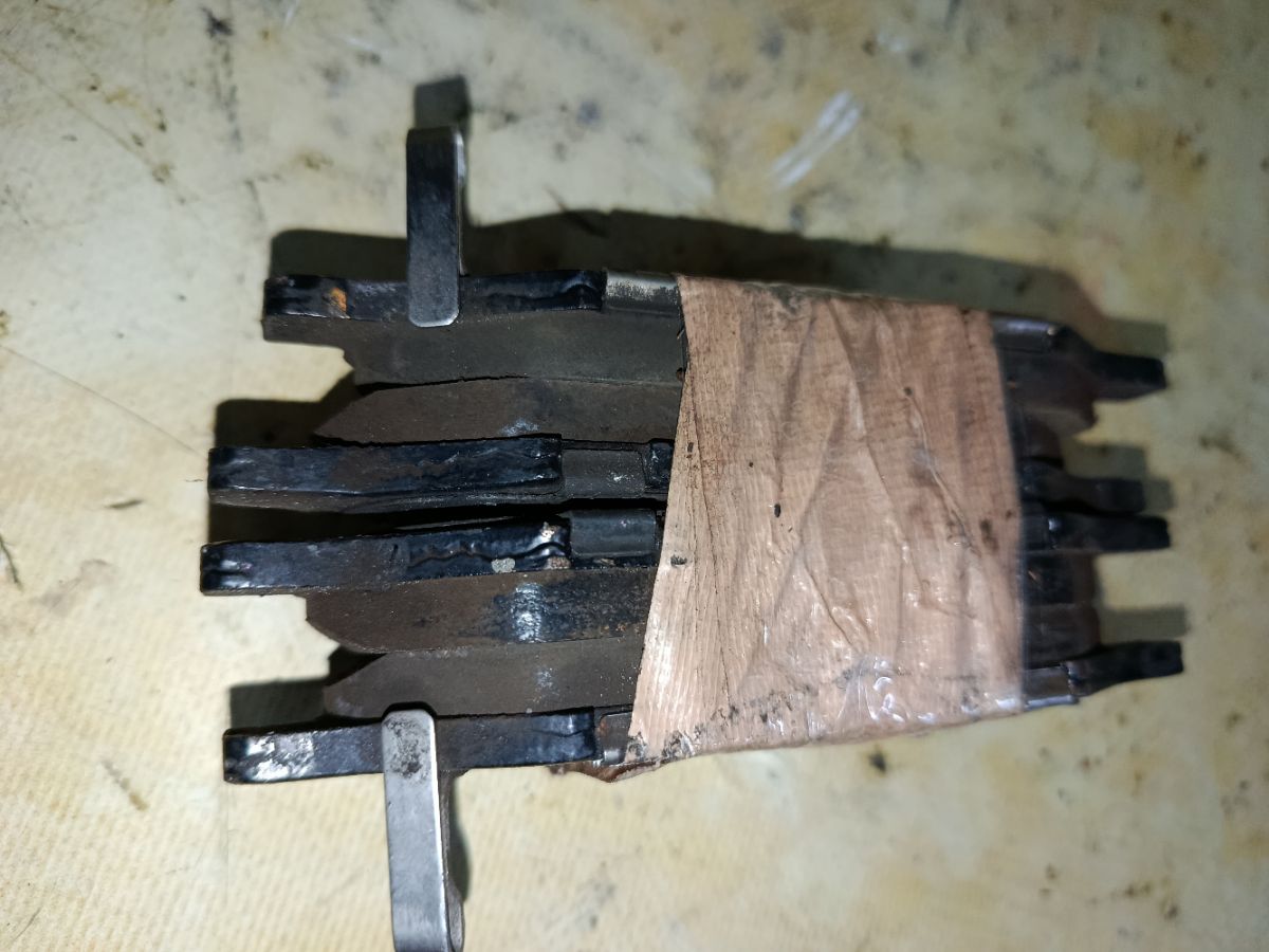 Тормозные колодки 0 986 495 133, 0 986 AB1 418, 0 986 AB2 098, 000 020SX, 000020BSX, 0201C11F, 0986AB2777, 10 BPF 00034 000, 1070120022, 10805801, 113470, 1293 02, 129302, 179884, 182074, 1N26-33-28Z, 1N283328Z, 1YHX3328ZE, 2129302, 21695, 2208110, 2468201, 3000301, 302CS, 402B0062, 402B0992, 41060AX085, 41060EE30J, 41060RN22A, 5001127, 50127, 8228110, 8270, 8DB 355 028711, 8DB355014371, 998 000SX, 9H0N015, A675MXBP, AC1361C, ADB31668, ADB80028, ADN142132C, ADN142173, AF1250, AFP471S, AKD2452, AKD2452W, AN-675WK, AN675WKX, AS-N454M, ASN494M, ATKD1740, AV1048, AW1810599, AY040-NS110, AY040-NS120, AY040-NS133, AY040NS110, AY040NS142, BC4472, BD5707, BL2722A1, BP1207, BP1795, BP22452, BP3335, BP43182, BP6599, BPA098700, BPF111, BPN50, C11080ABE, CD1250S, CF2452, CMX1345, D10601JY00, D1250, D1250M, D1250M-02, D1261, DBS3402, DP1010100414, DP5346, E100544, E400544, E500544, EC1383, ELT1345, FBP1884, FP1345, G1130NF, GDB7238, GDB7743, GP01250, GP1383, H04MS003, HP5267, HP8605NY, J PA013AF, J3601085, JBP0019, JBP0021, JCP8152, JPT110, KBP066, KBP6578, KD1740, KUF2452, MD1250M, MD1250MS, MD297M, MDB3009, MFP2127, MKD1345, MN-382M, MQ700006, MQ703583, MS2452, MX1345, N00973, N00982, N1277, N281105Y, N360N95, NDP-401C, NKN1017, NP2012, NP2727, P 56 088, P1393302, PA127AF, PAD1760, PCP1171, PD09505, PF 1423, PF-2452, PKW008, PKW011, PKWE11, PN2452, Q0930641, Q0930860, RB2074, RN634M, RN736, RNZ226, SBP1617, SMB10020, SN893P, SN898P, SP 661, SP1383, SS898S, STAY040NS120, T1820, TABP2127, TD-086-2452, TD2452, TG675, TG675C, TH401C, TL1250M, TN634M, V9118N071, VBS7743PS, WD1250S на Nissan Note E11 HR15DE Фото 2