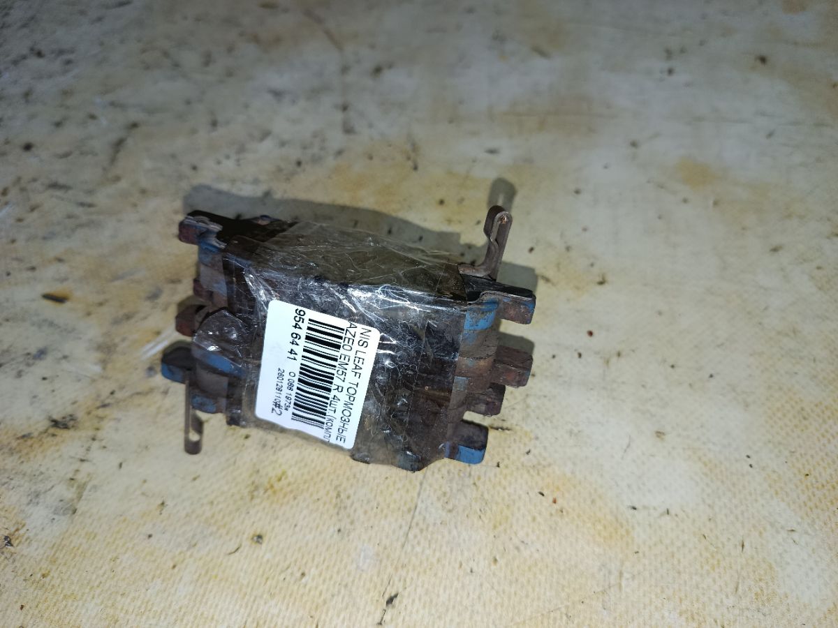 Тормозные колодки на Nissan Leaf AZE0 EM57 Фото 1