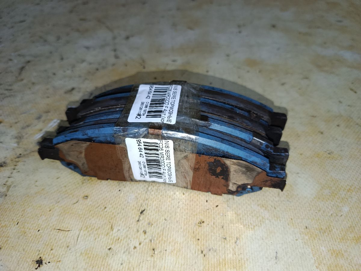 Тормозные колодки на Nissan Serena FC26 MR20DD Фото 1
