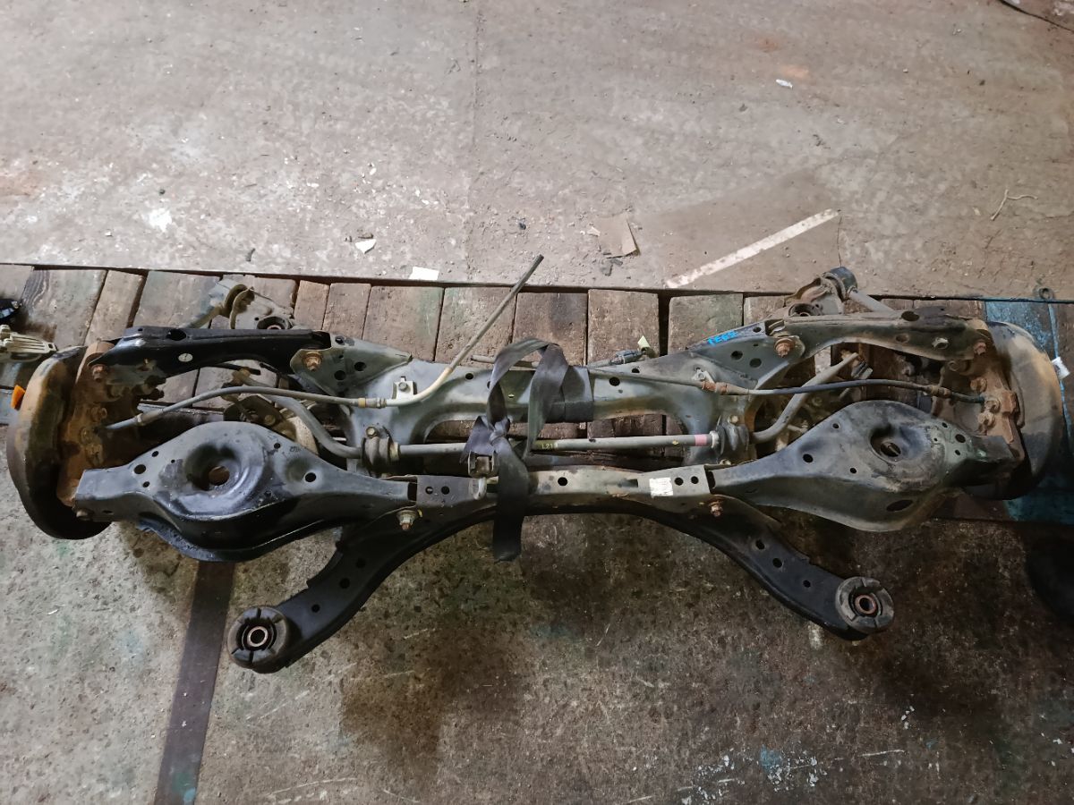 Балка подвески на Nissan Elgrand TE52 QR25DE Фото 1