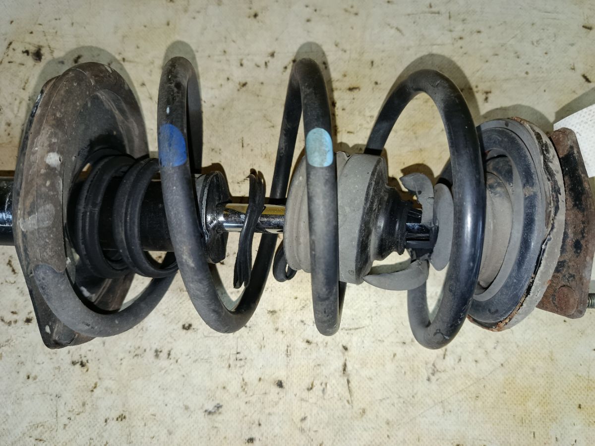 Стойка амортизатора на Nissan Sunny FB15 QG15DE Фото 3