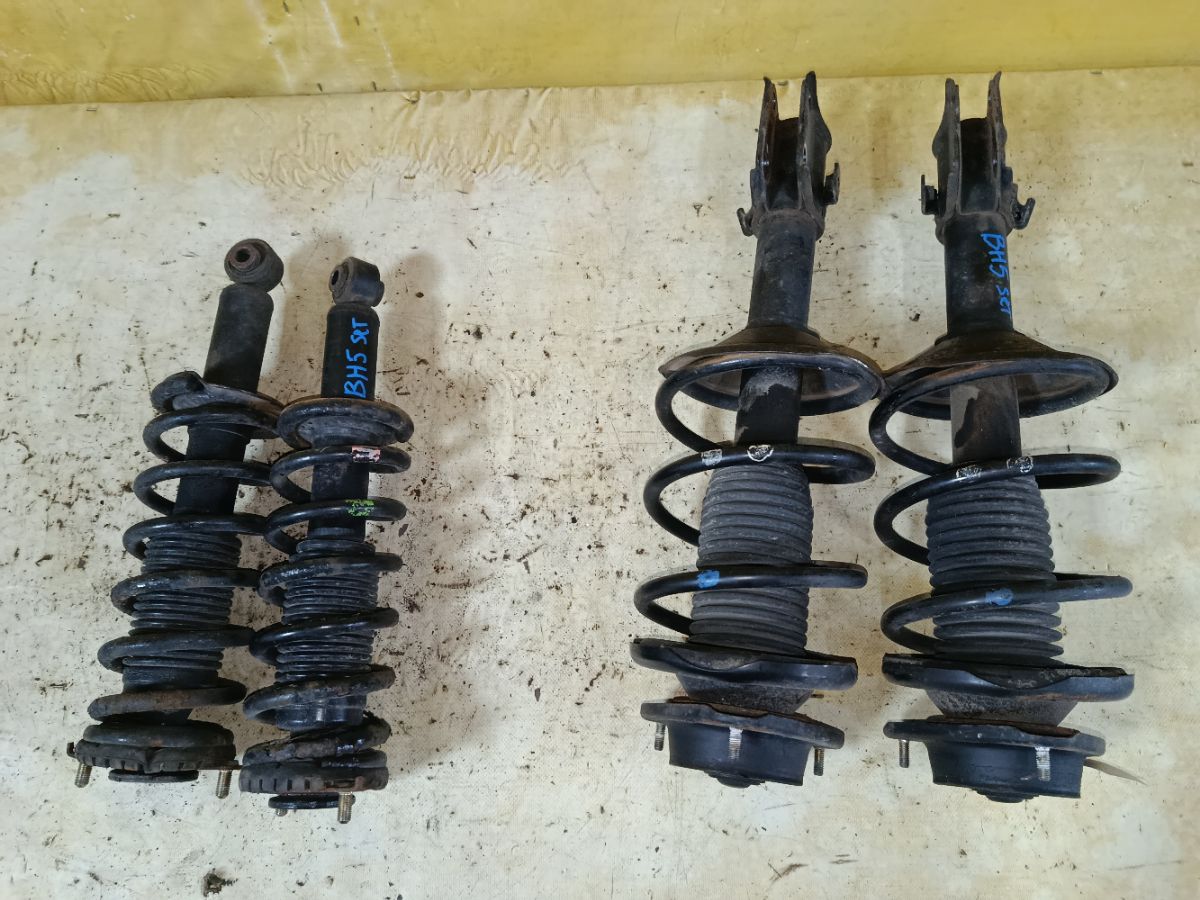 Стойка амортизатора на Subaru Legacy Wagon BH5 EJ204 Фото 1