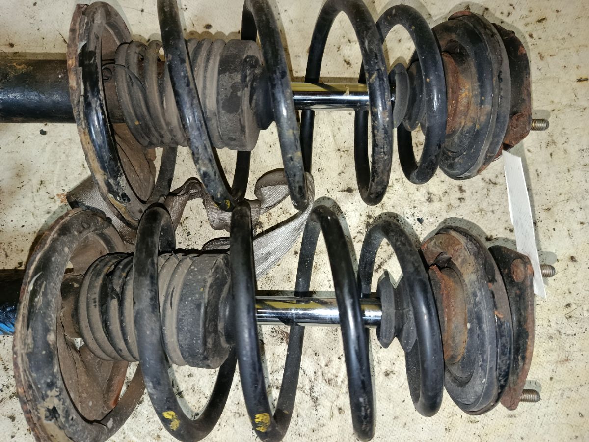 Стойка амортизатора на Nissan Bluebird Sylphy QNG10 QG18DE Фото 3