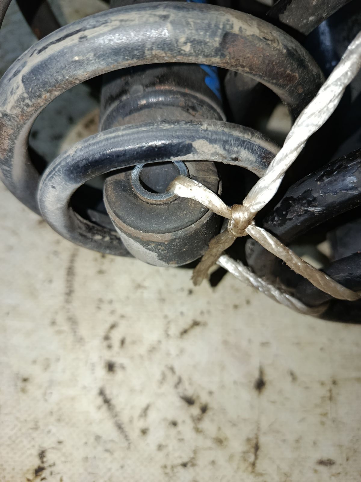 Амортизатор на Toyota Succeed NCP55V Фото 2