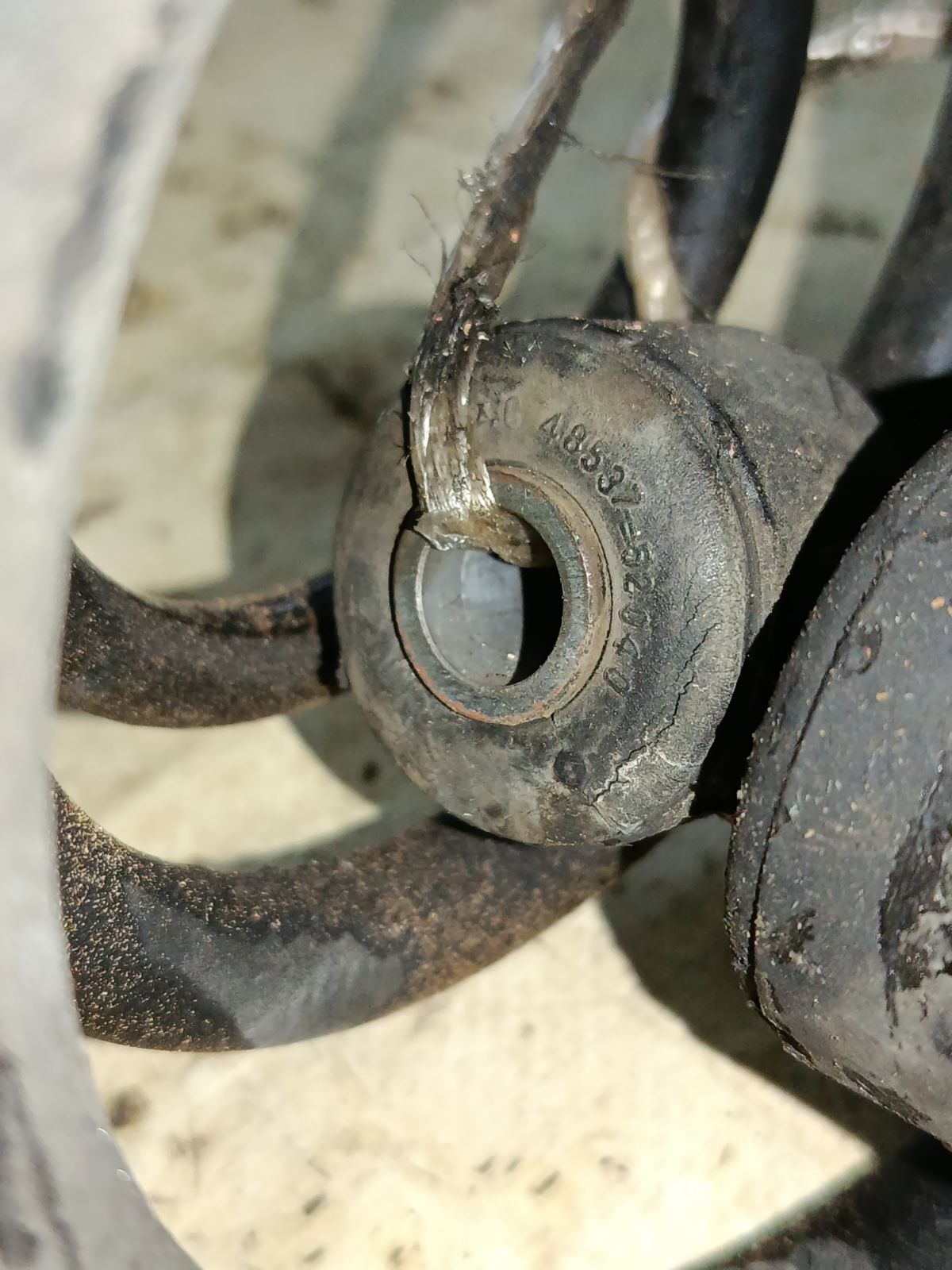 Амортизатор на Toyota Succeed NCP55V Фото 3