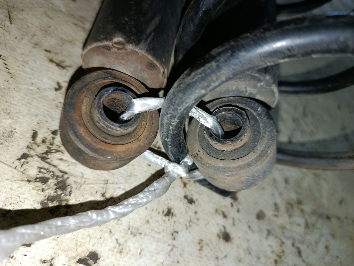 Амортизатор на Daihatsu Yrv M211G Фото 2