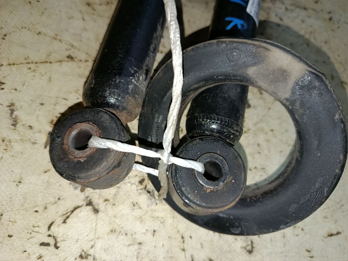 Амортизатор на Mitsubishi Grandis NA4W Фото 3