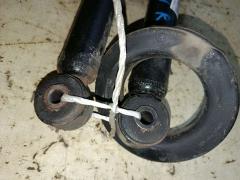 Амортизатор на Mitsubishi Grandis NA4W Фото 3