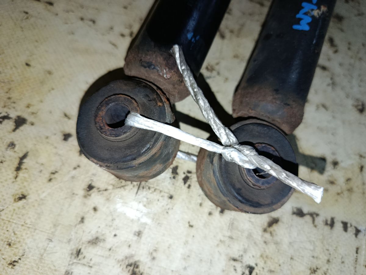 Амортизатор на Mitsubishi Grandis NA4W Фото 3