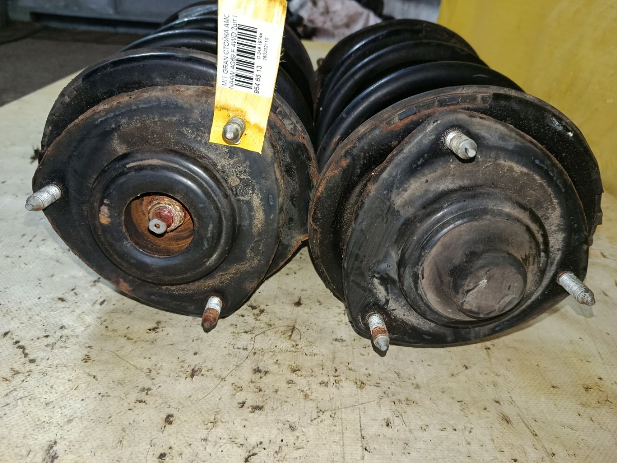 Стойка амортизатора на Mitsubishi Grandis NA4W 4G69 Фото 2