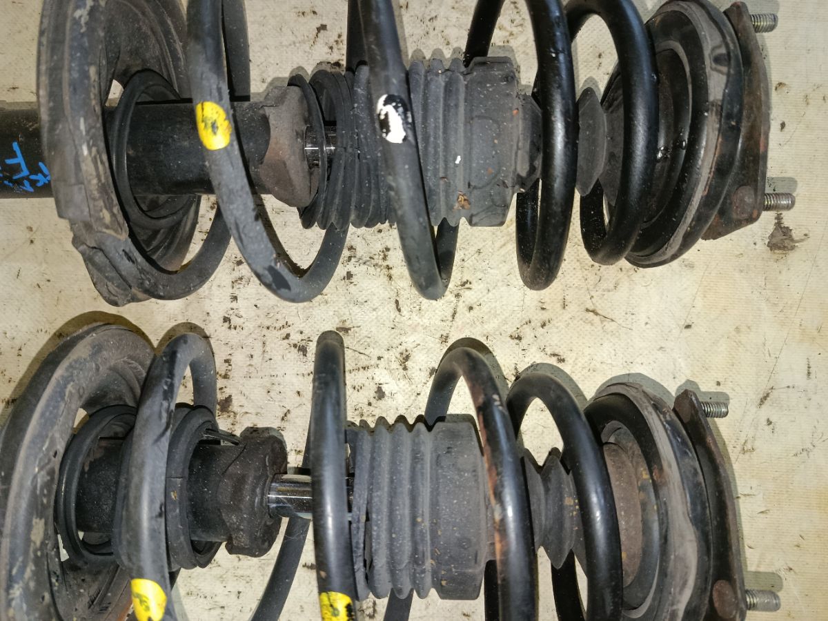 Стойка амортизатора на Nissan Sunny FNB15 QG15DE Фото 4