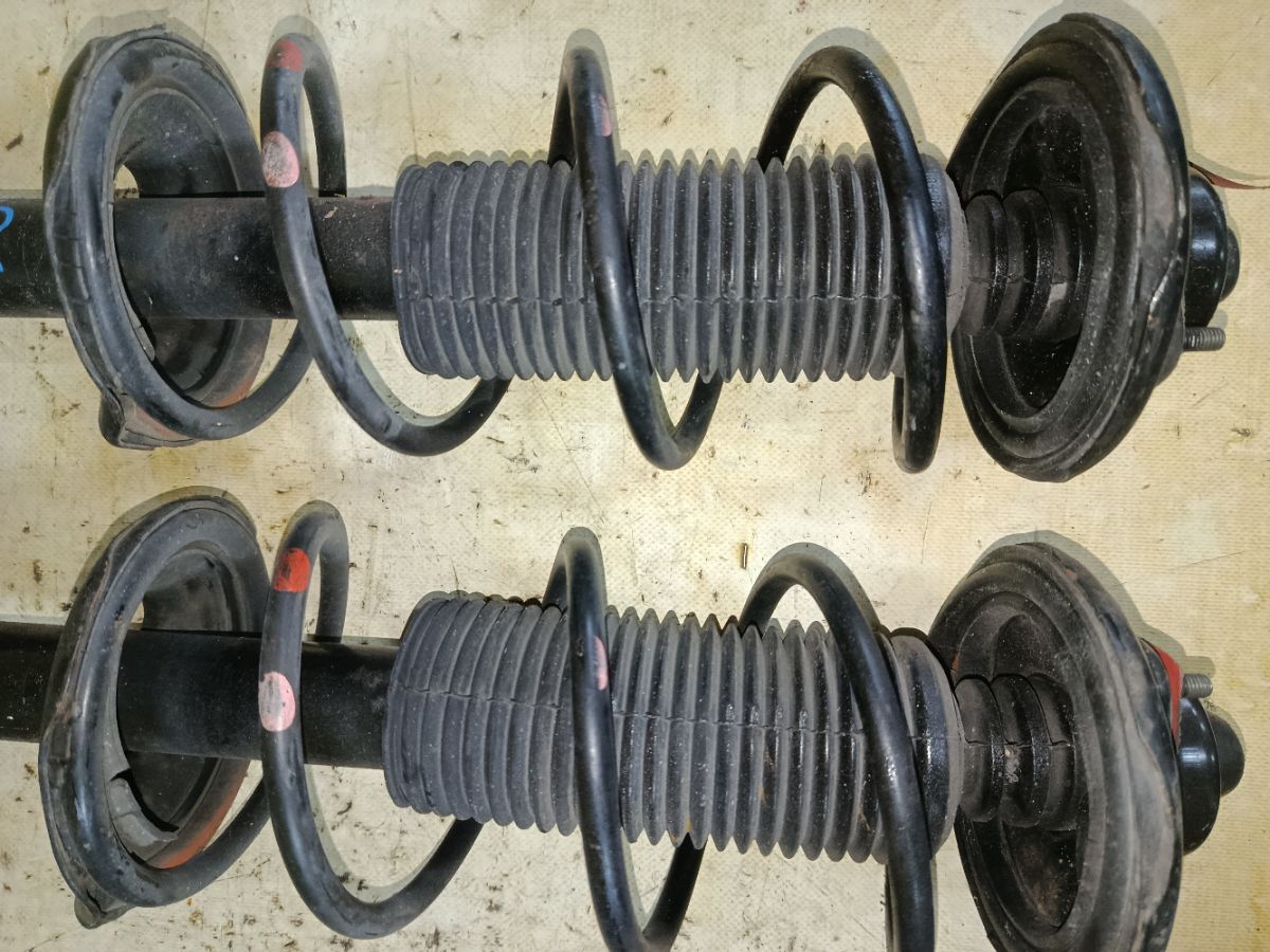 Стойка амортизатора на Nissan Sunny FNB15 QG15DE Фото 8