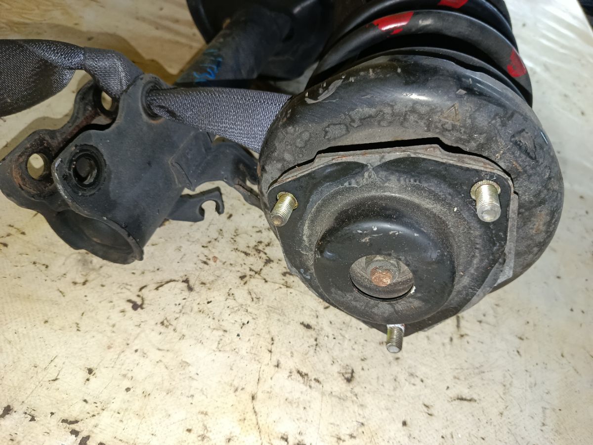 Стойка амортизатора на Nissan X-Trail NT30 QR20DE Фото 5