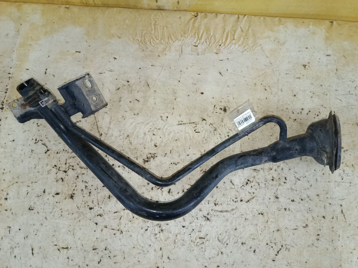 Заливная горловина топливного бака на Nissan Sunny FB15 QG15DE Фото 1