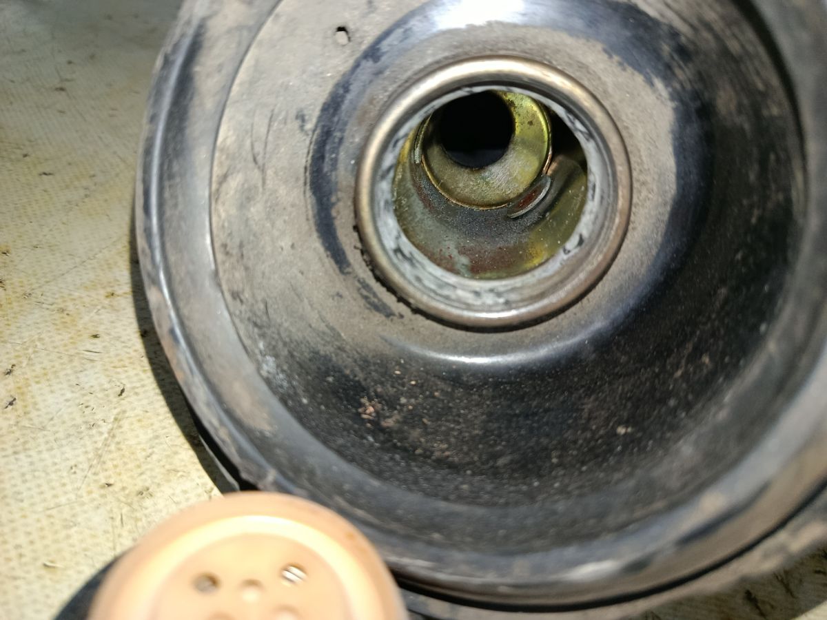 Заливная горловина топливного бака на Nissan Sunny FB15 QG15DE Фото 2