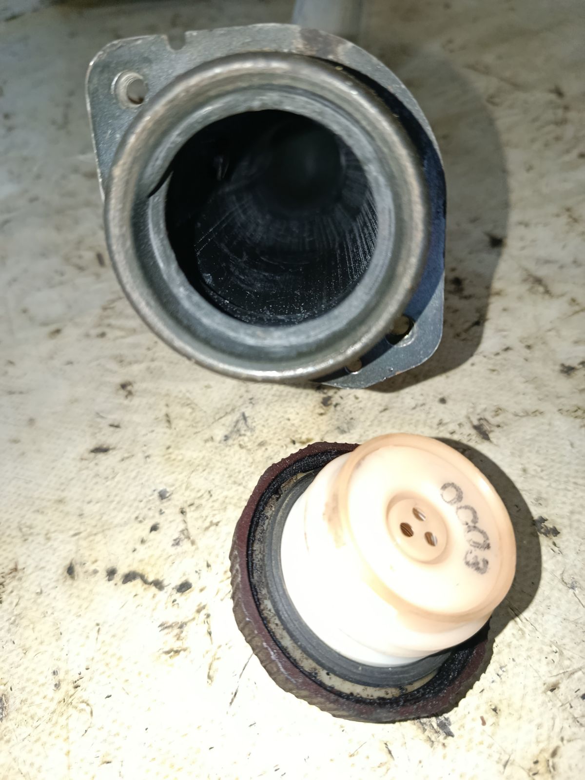 Заливная горловина топливного бака MR134965, MR134966 на Mitsubishi Lancer CK2A 4G15 Фото 2