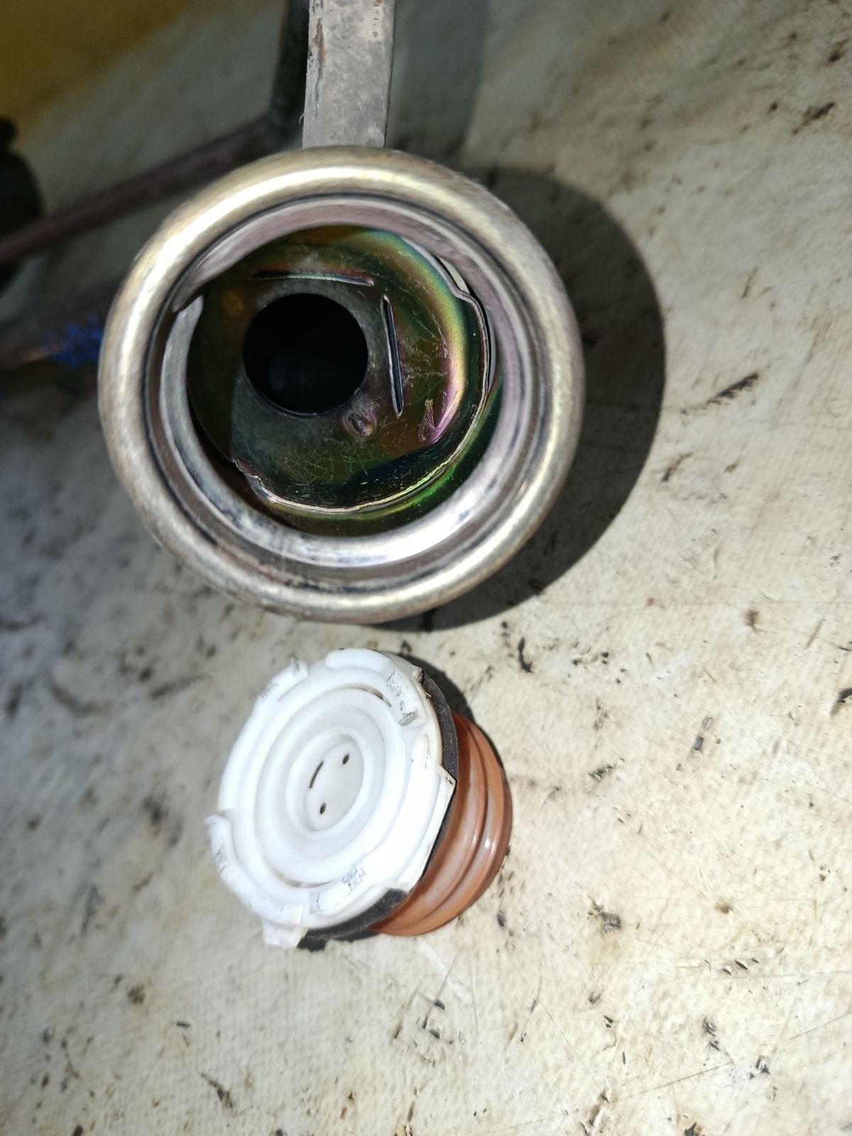 Заливная горловина топливного бака на Honda Cr-V RD5 K20A Фото 2