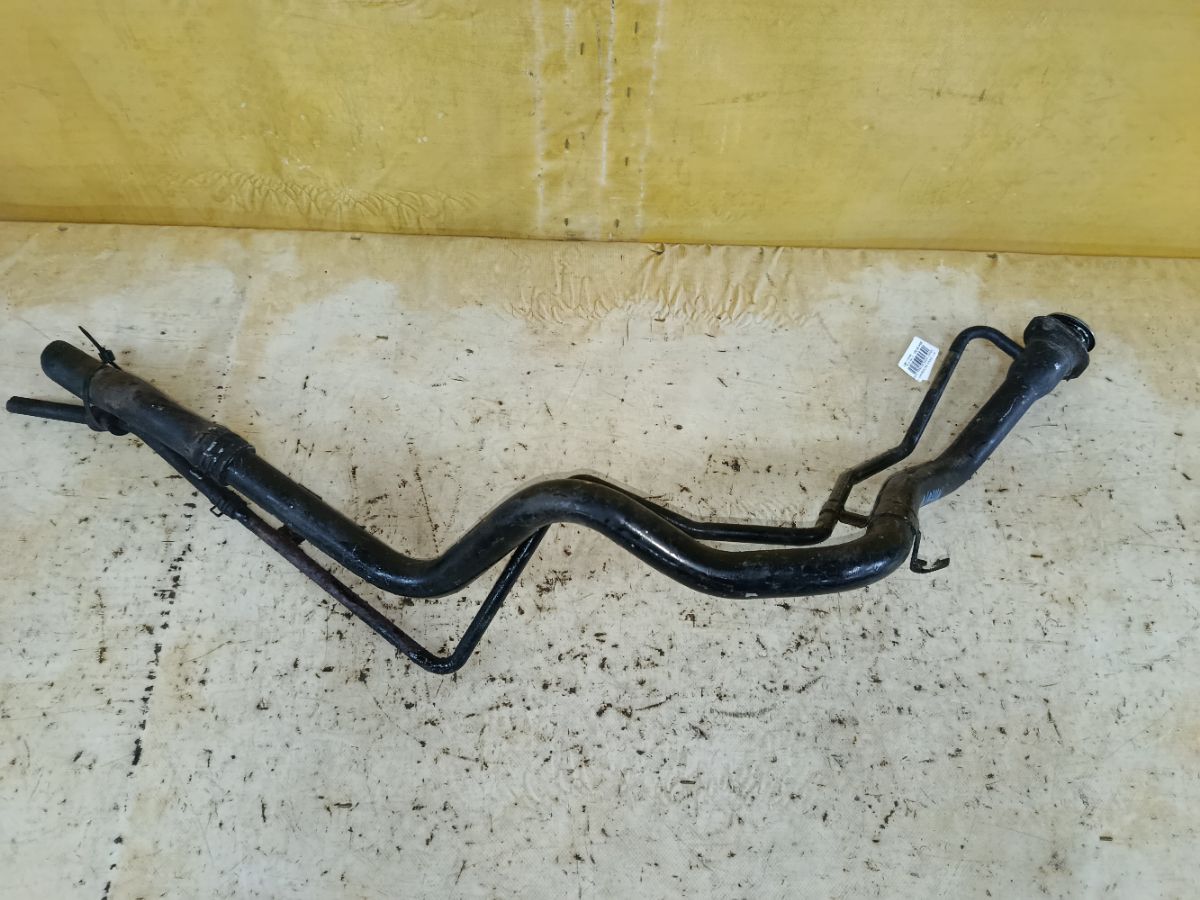 Заливная горловина топливного бака на Mitsubishi Grandis NA4W 4G69 Фото 1