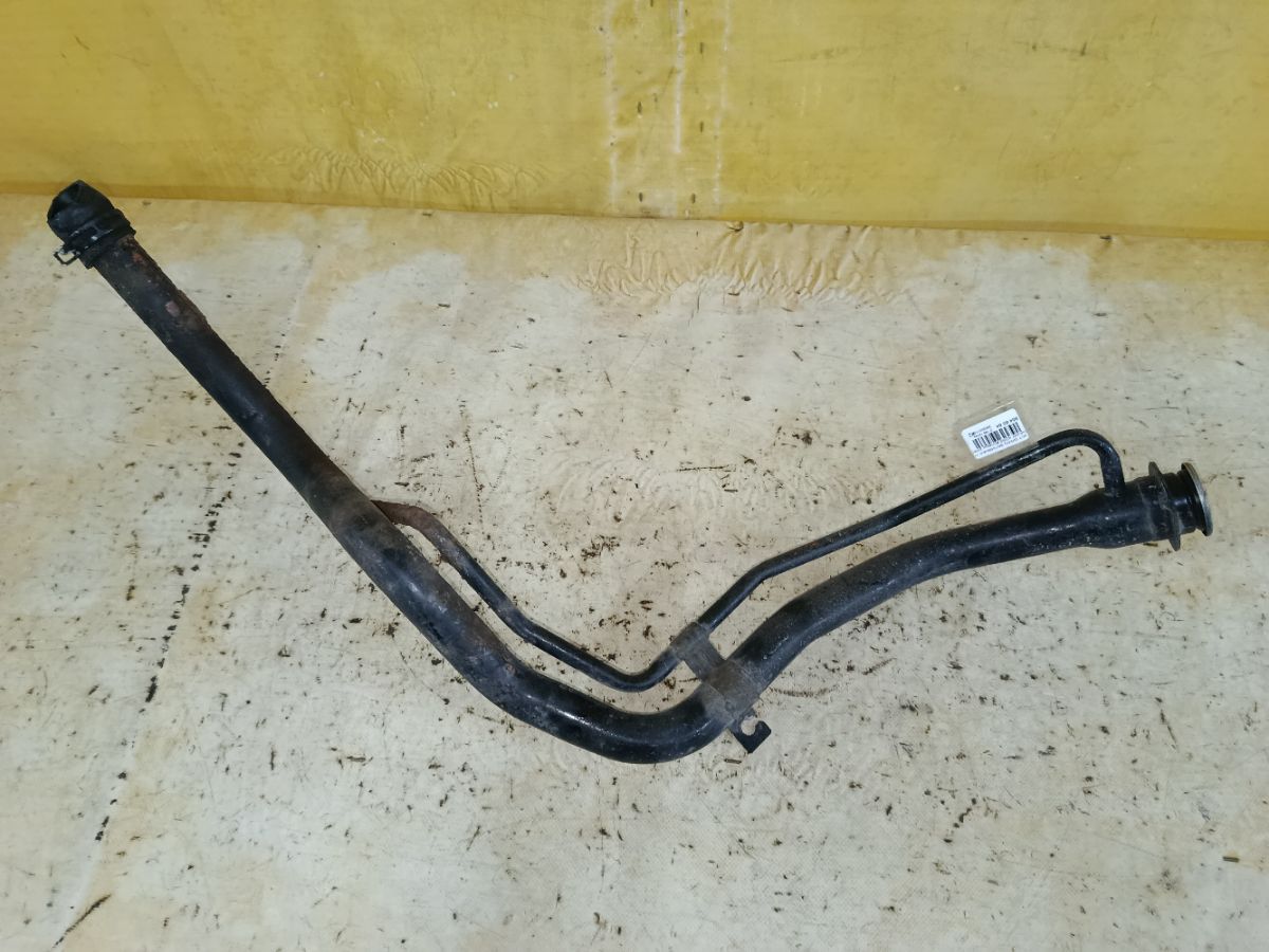 Заливная горловина топливного бака на Mitsubishi Grandis NA4W 4G69 Фото 1