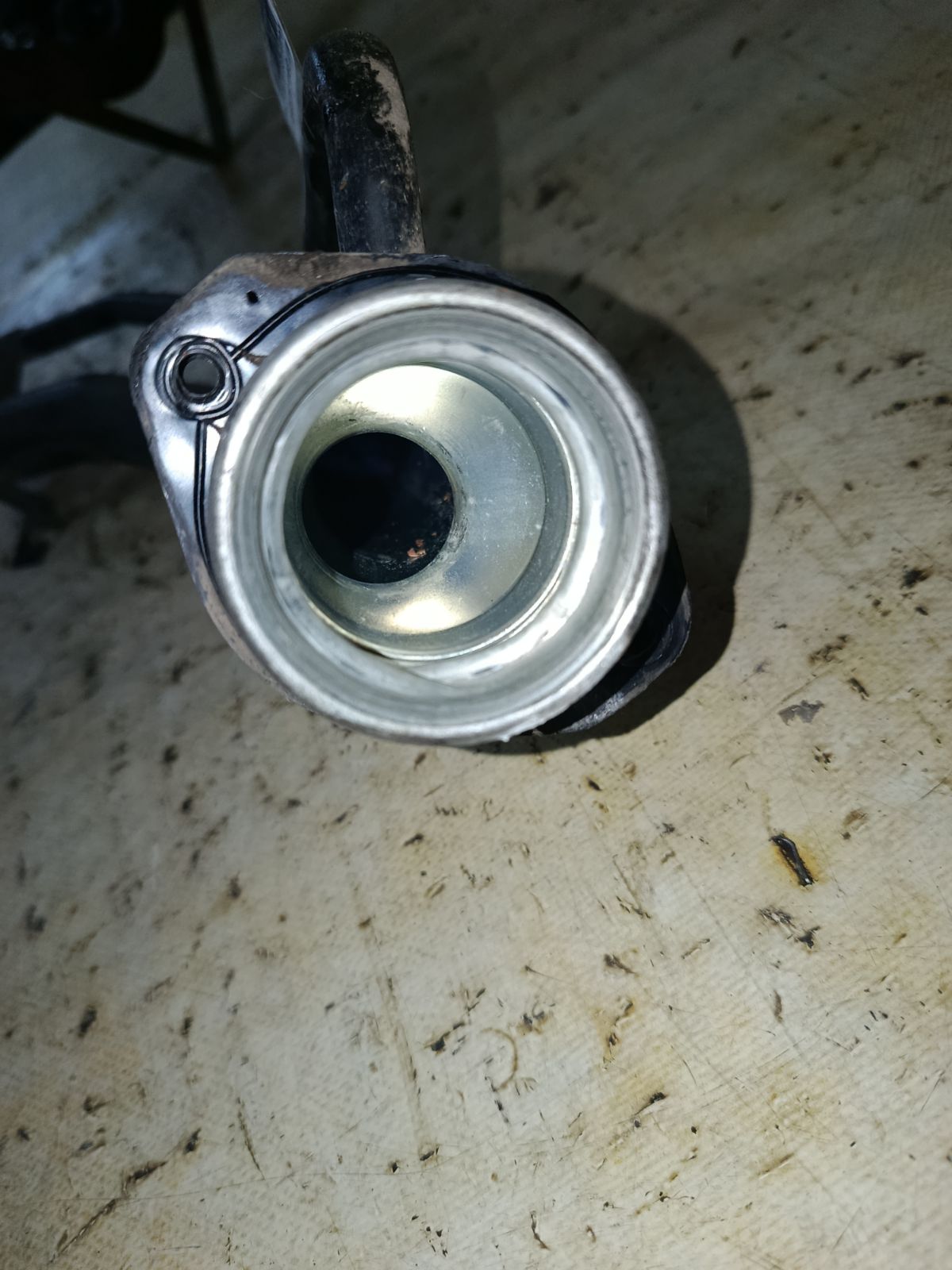 Заливная горловина топливного бака на Mitsubishi Grandis NA4W 4G69 Фото 2