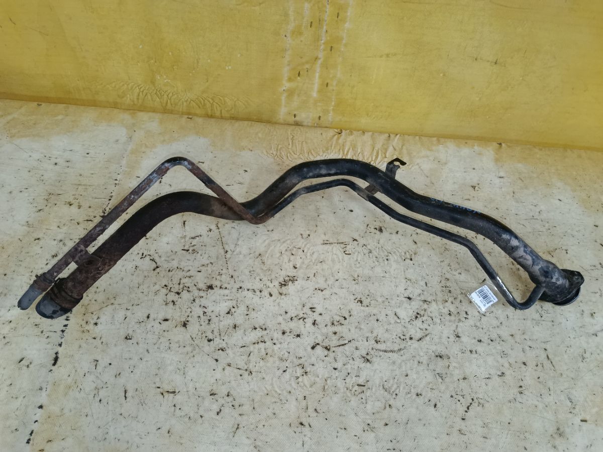 Заливная горловина топливного бака на Mitsubishi Grandis NA4W 4G69 Фото 3