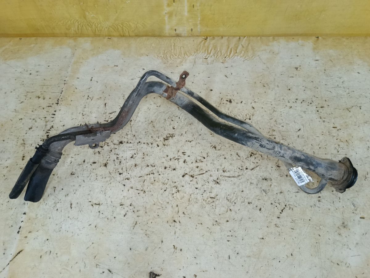 Заливная горловина топливного бака на Mitsubishi Lancer Cedia CS2A 4G15 Фото 1