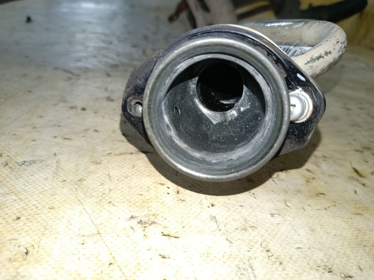 Заливная горловина топливного бака на Mitsubishi Lancer Cedia CS2A 4G15 Фото 3