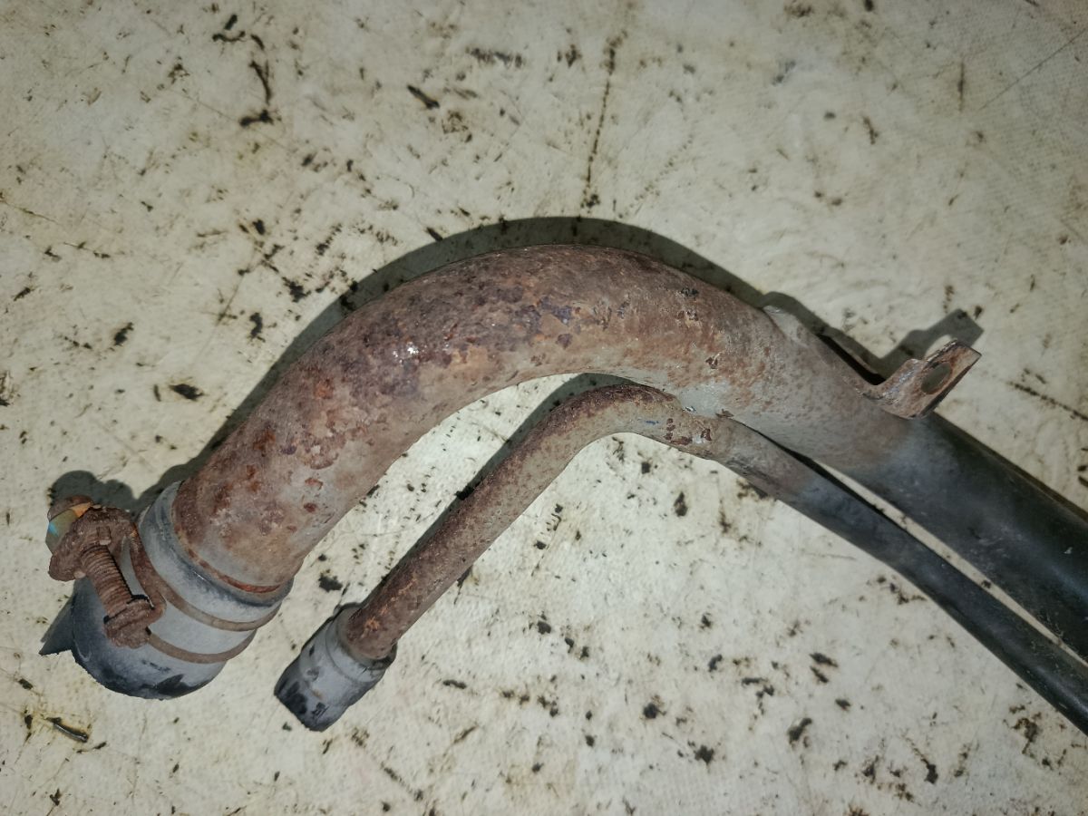 Заливная горловина топливного бака на Daihatsu Yrv M211G K3-VE Фото 2