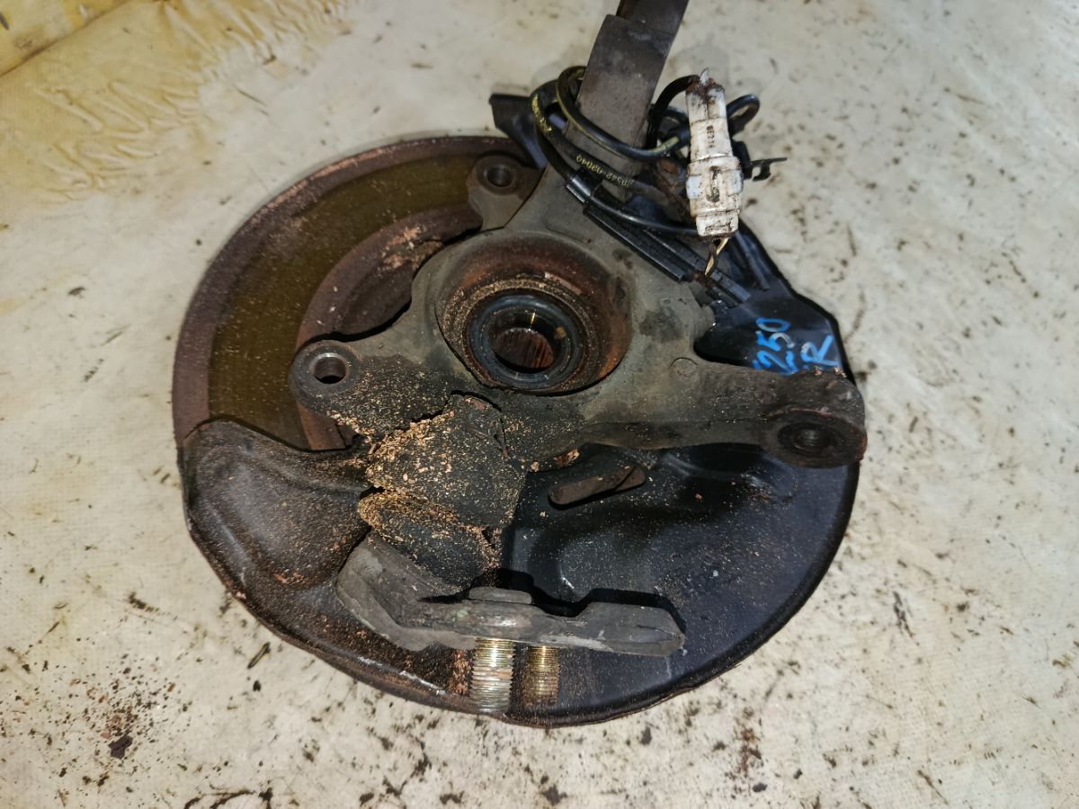 Ступица на Toyota Avensis AZT250 1AZ-FSE Фото 2