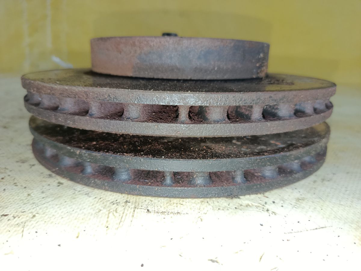 Тормозной диск 40206-4M400, 40206-4M401, 40206-4M402, 40206-4M403, 40206-4M404 на Nissan Sunny FNB15 QG15DE Фото 2