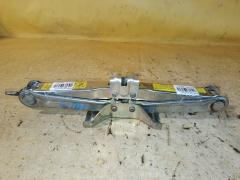 Домкрат на Nissan Bluebird HU13