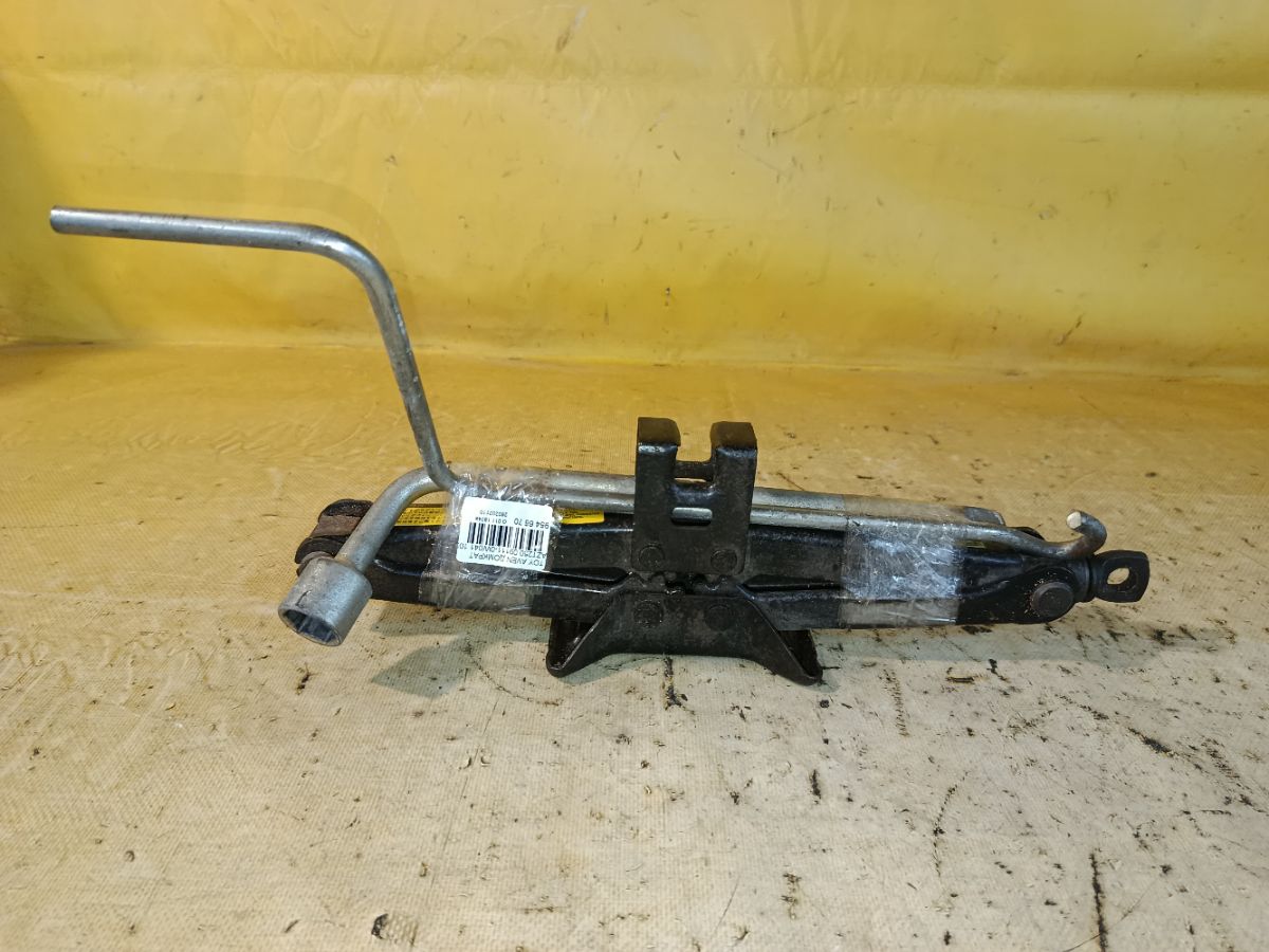 Домкрат 09111-0W041 на Toyota Avensis AZT250 Фото 1