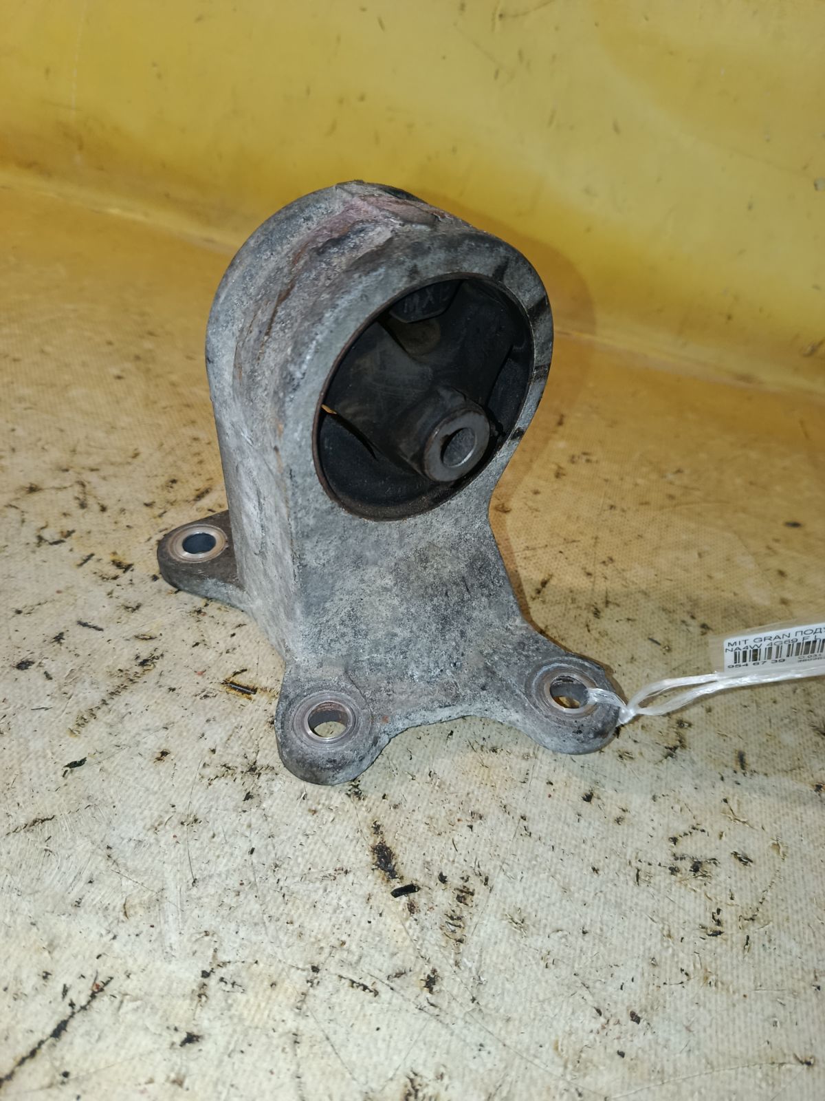 Подушка двигателя на Mitsubishi Grandis NA4W 4G69 Фото 1